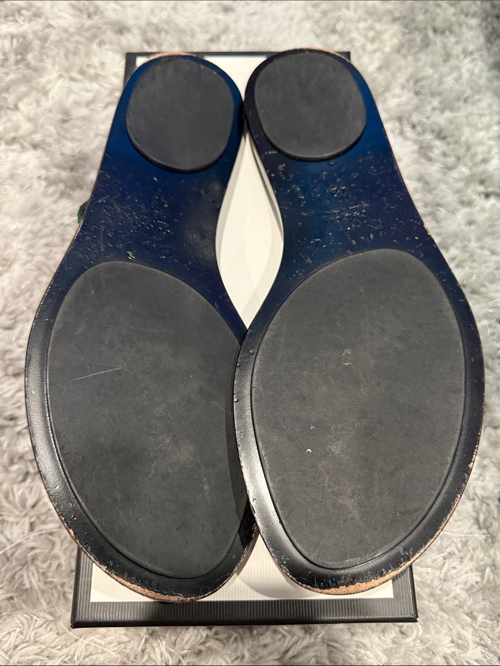 Gucci Navy Leather GG-Embossed Thong Sandals with Green-Red Web - Picture 2 of 3
